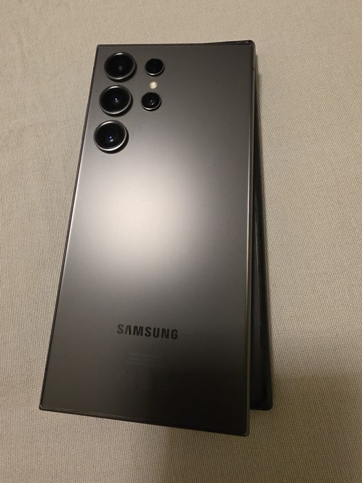 Vand Samsung S24 ultra varianta de 512 gb impecabil la cutie