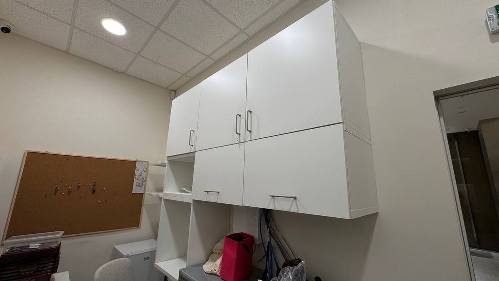 Мебели:  шкафове, рафтове, маса, стол