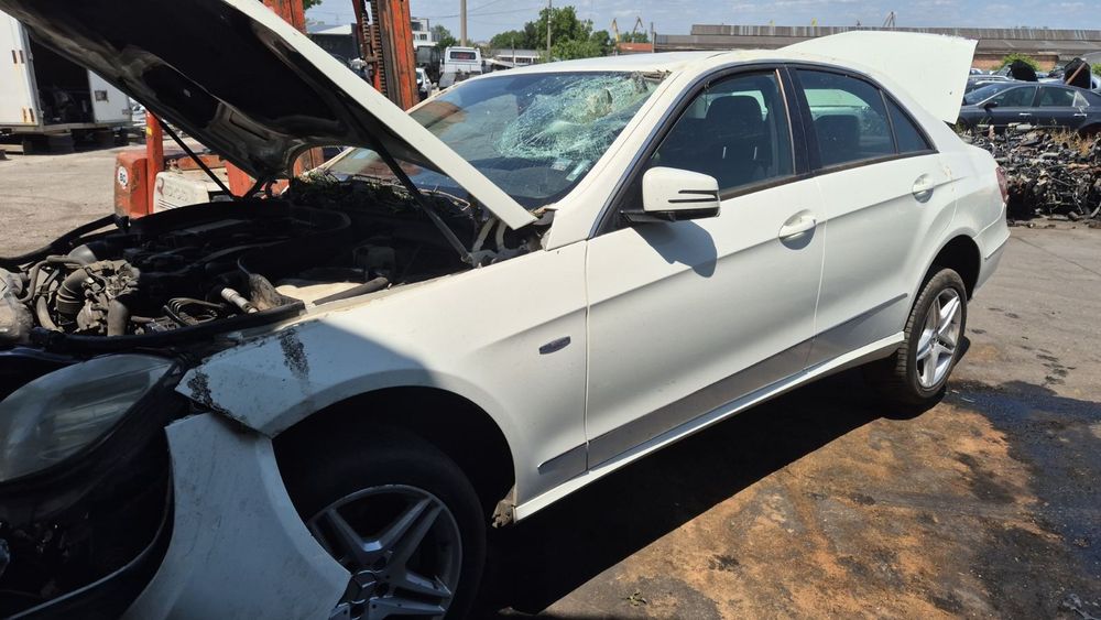 Продавам мерцедес е 220дизел 651 на части