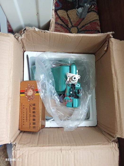 Yangi ishlatilmagan tikuv mashinalari oddiy chok va averlok