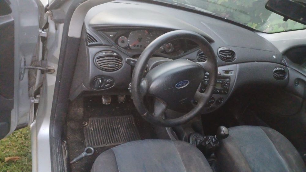Vând Ford Focus. Este radiat