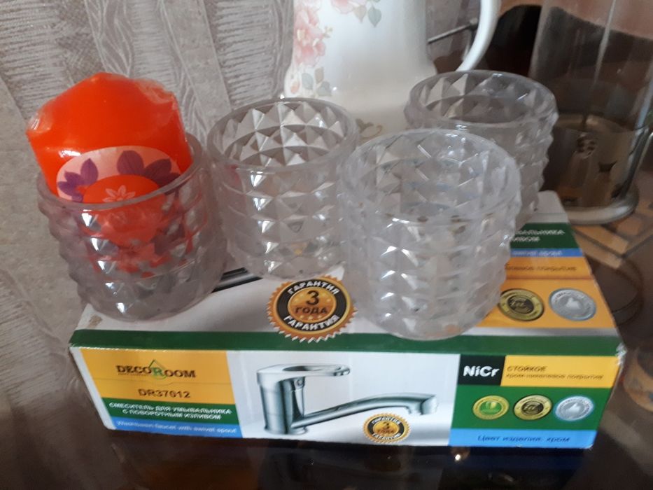 Продам 4 подсвечника + свечу