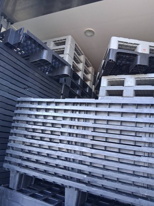 Продавам пластмасови палета