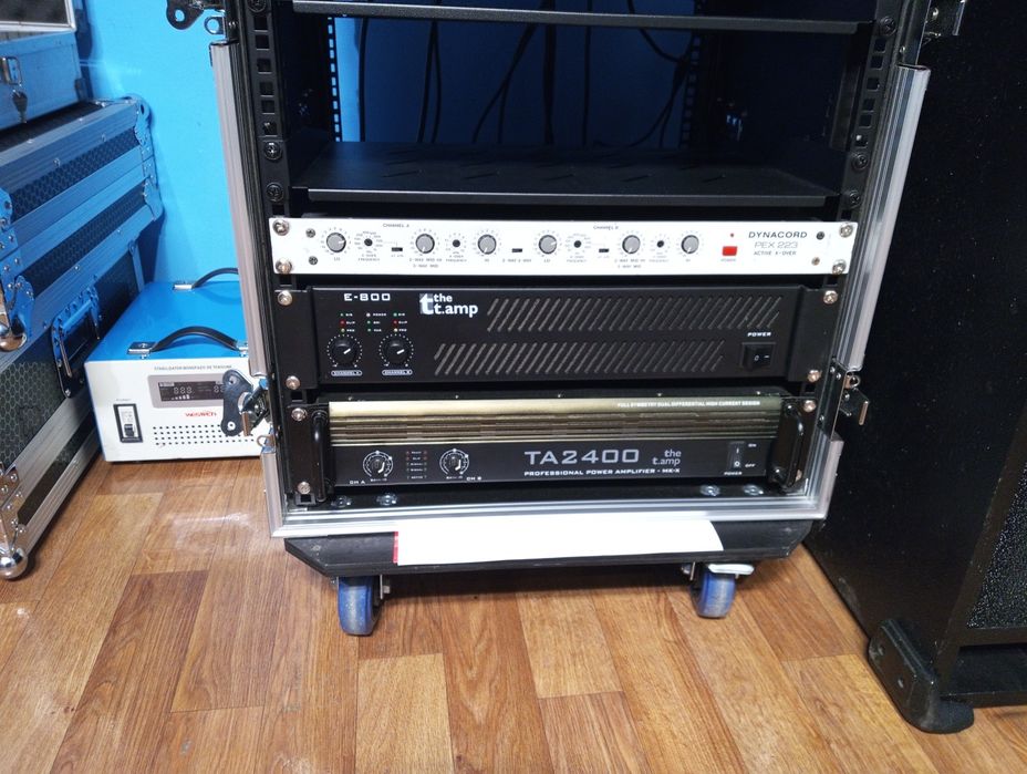 Amplificator the t.amp e 2400 MK X și un amplificator t ampe 800