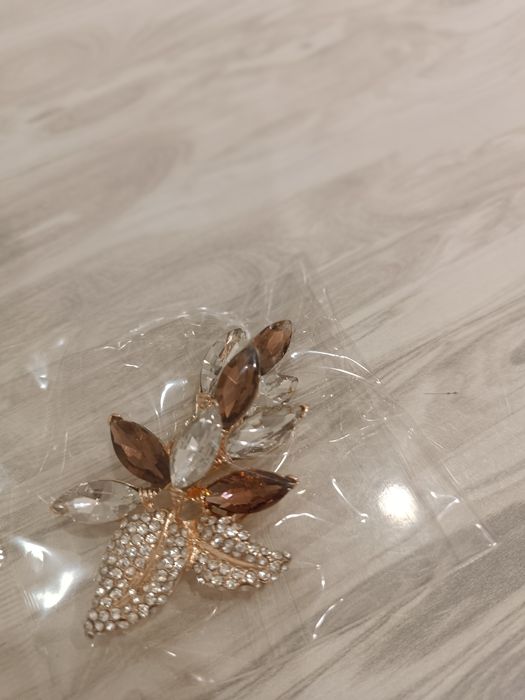 Продам красивую брошь