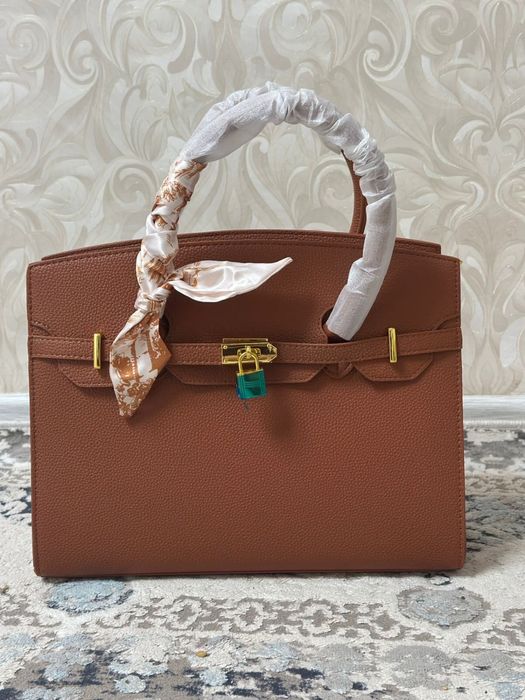 Продаются женские сумочки.