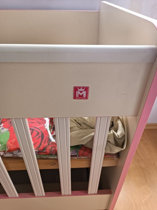 Детско креватче с люлеещ се механизъм