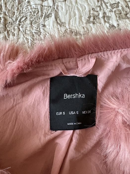 Пухено розово палто Bershka