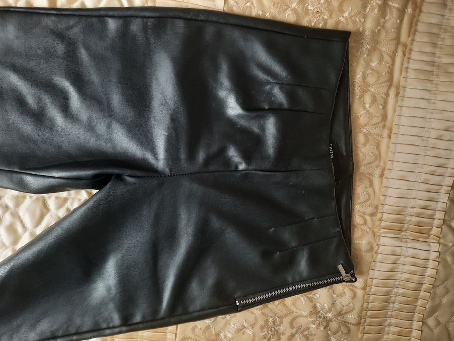 Pantaloni din piele, zara