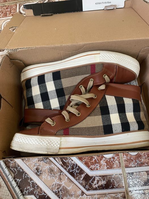 Продавам маратонки Adidas, номер 38. Носени са няколко пъти и са в много добро състояние. Няма сериозни забележки