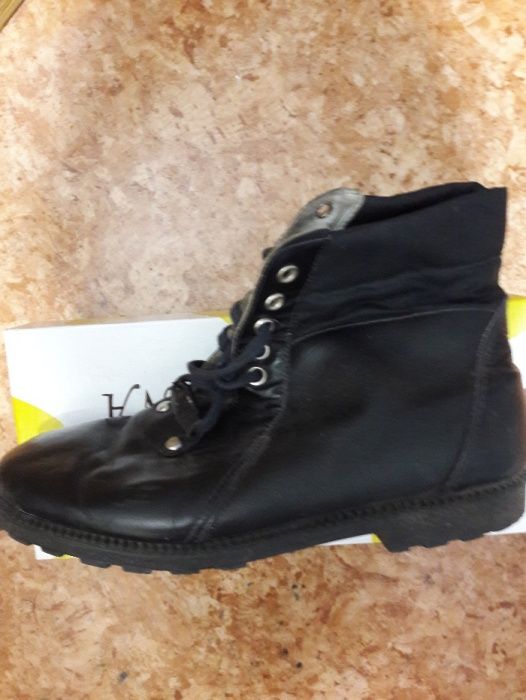 Продаются ботинки