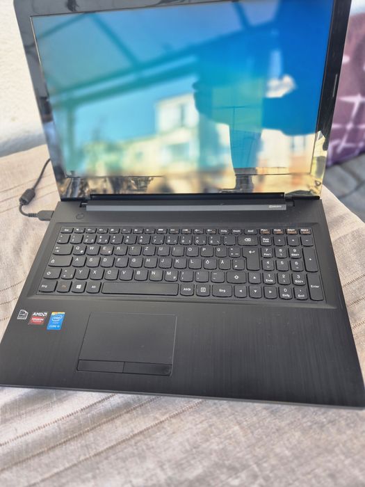 Laptop Lenovo i5 cu Radeon Graphics