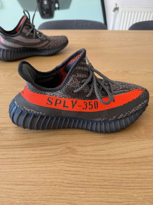 Vând Yeezy Originali, mărimea 39 1/3, în stare foarte bună