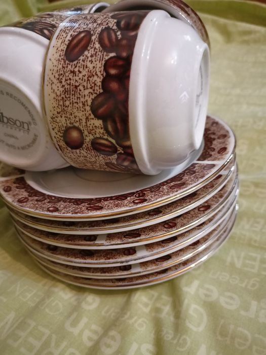 Кофейные чашки и  стакан с крышкой