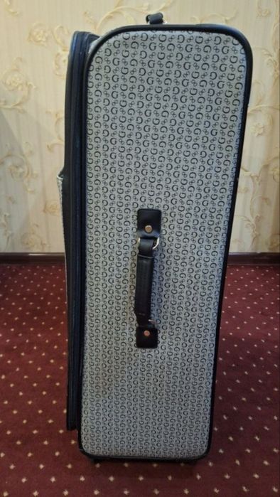 Guess chemodan ideal