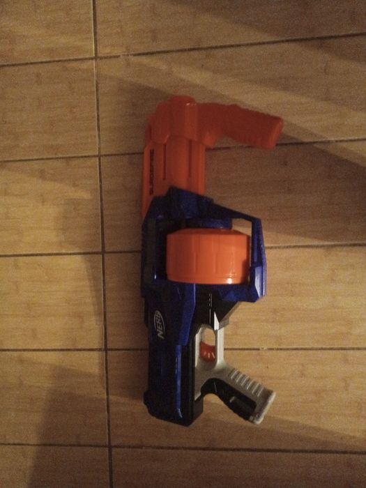 Vând armă Nerf surgefire