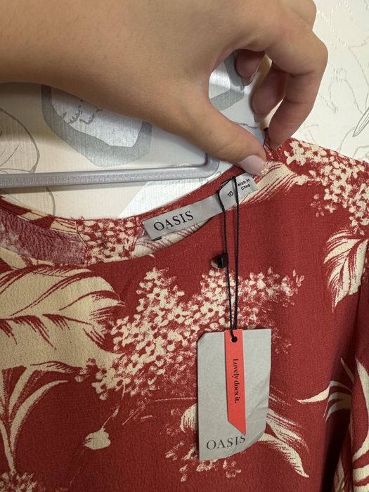 Bluză Oasis roșie cu print floral – nouă, cu etichetă
