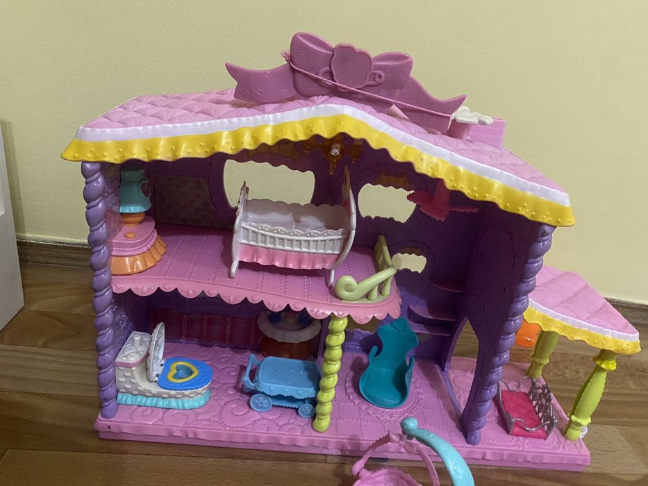 Продам кукольный домик с мебелью