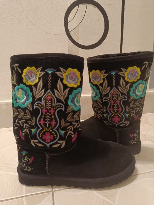 Vând  UGG Floral Julliette