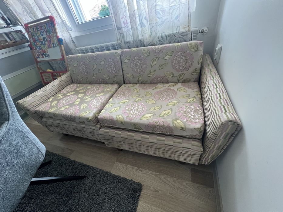 Трапезна маса и диван