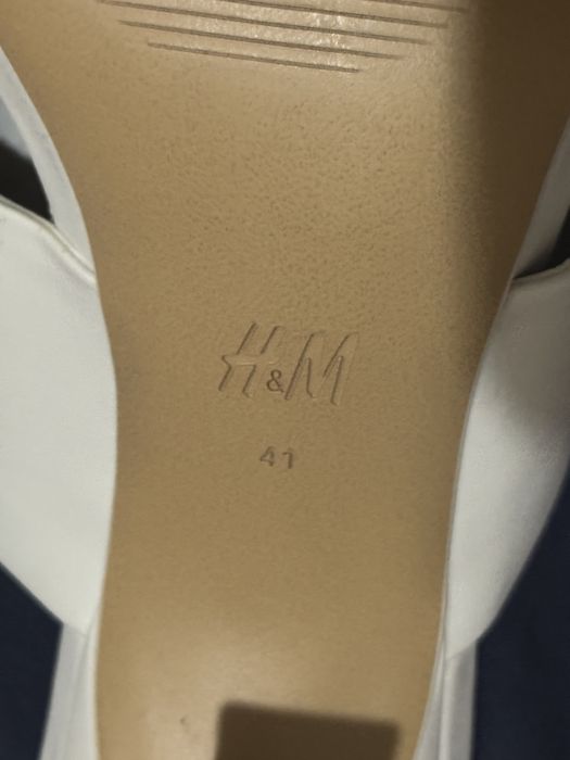 H & M бели сандали на ток