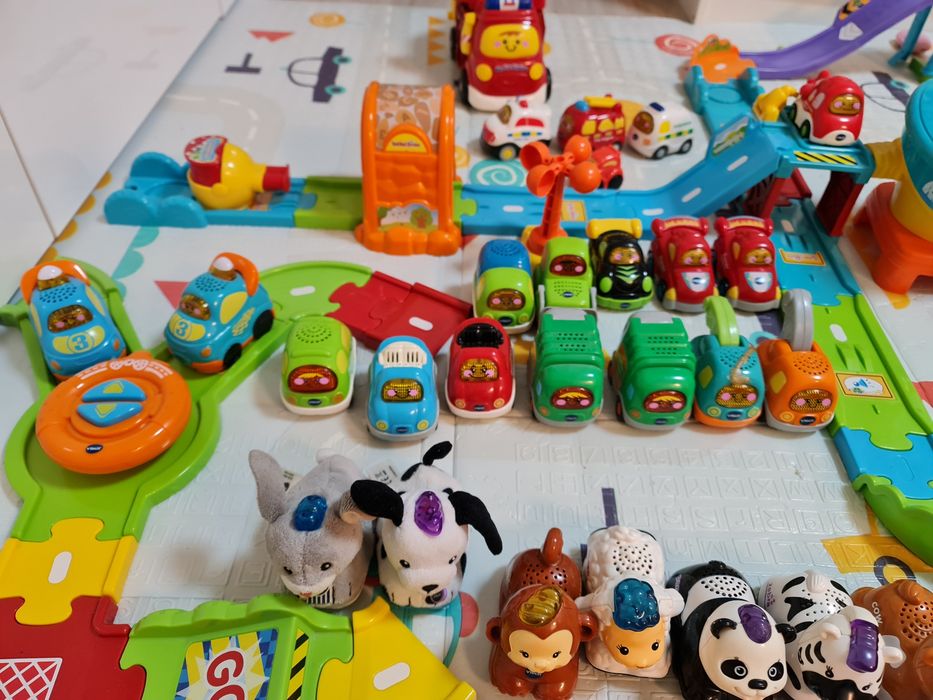 Огромен комплект интерактивни писти и 1 количка Vtech Toot-Toot Drivers