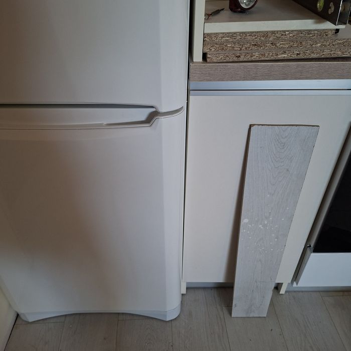 Продавам хладилник с фризер