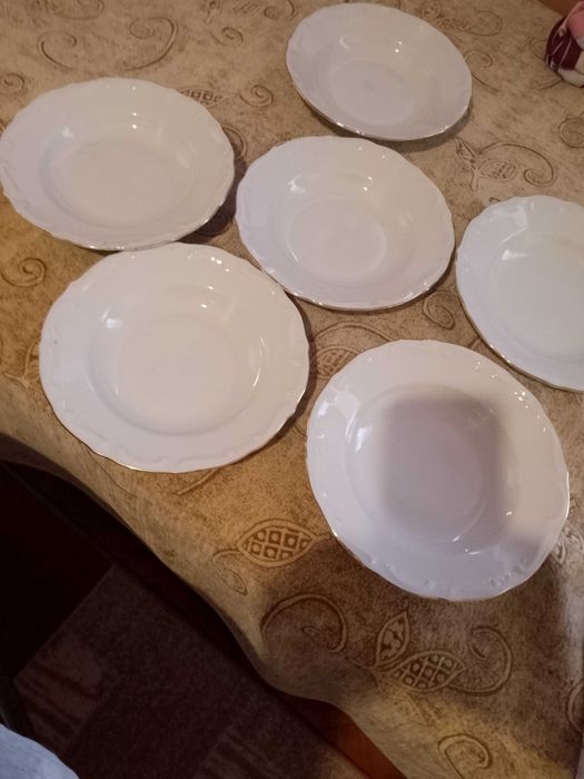 Продавам сервиз за хранене