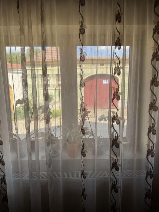 Perdea cu detalii maro