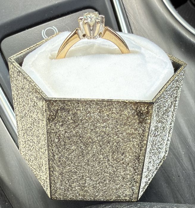 Продается бриллиантовое золотое кольцо