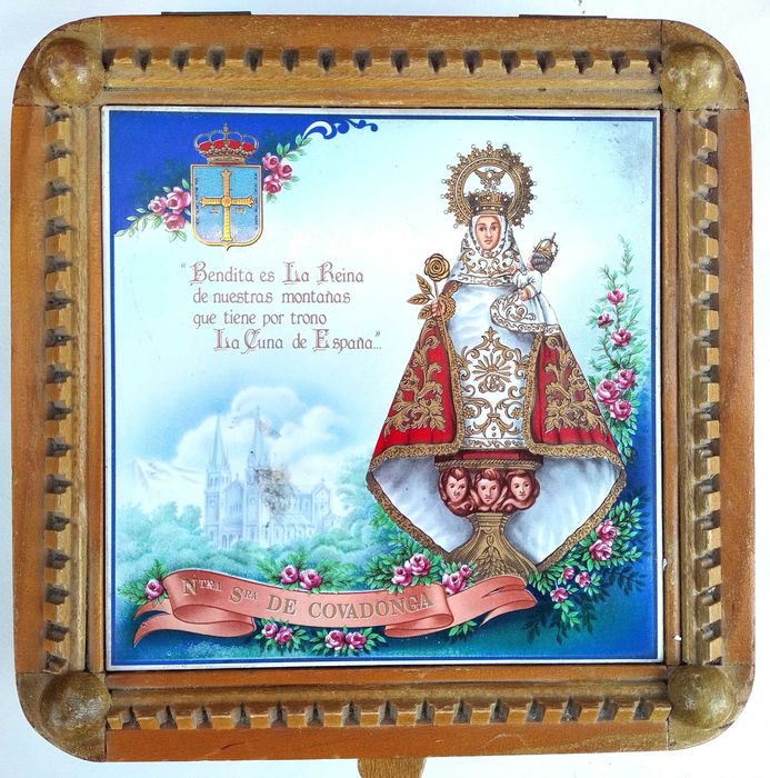 Специална дървена кутия с история, за съхранение на бижута или бижутерия.