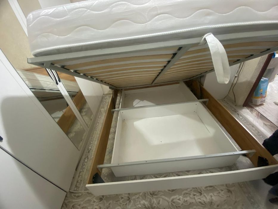 Кровать вместе с матрасом