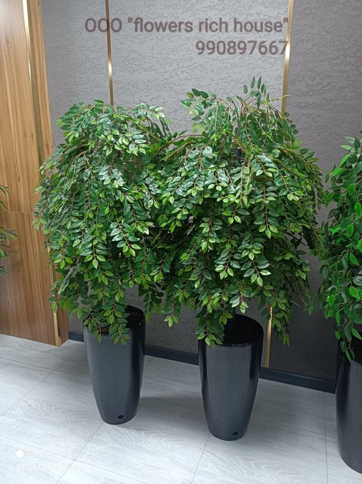 Перечисленные искусственный цветы и деревья