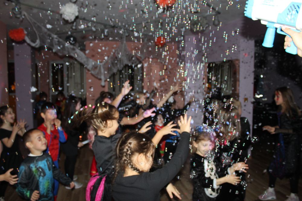 DJ парти с аниматор 120 мин – 200 лв – 100€