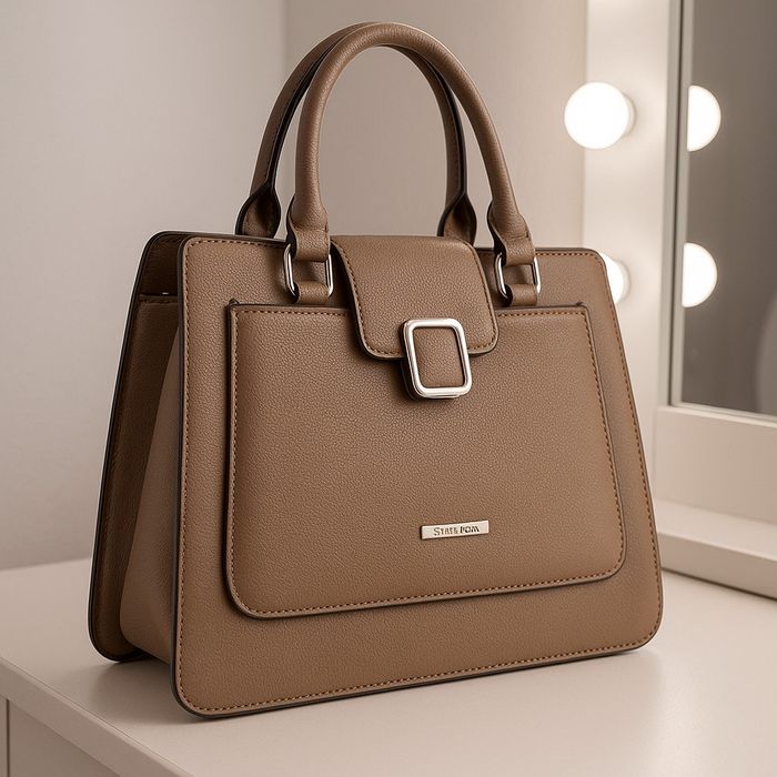 Дамска стилна чанта с метален акцент