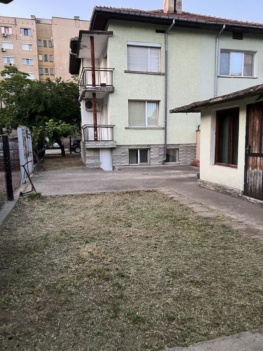 Къща близнак РЗП 180кв.м., самостоятелен двор 270кв.м. к.с.Васил Левски