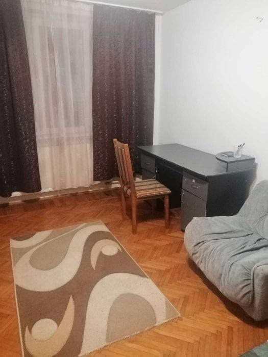Inchiriez apartament cu 3 camere in zona liceului Petru Rares