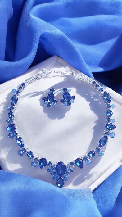 Светло син комплект от колие и обеци