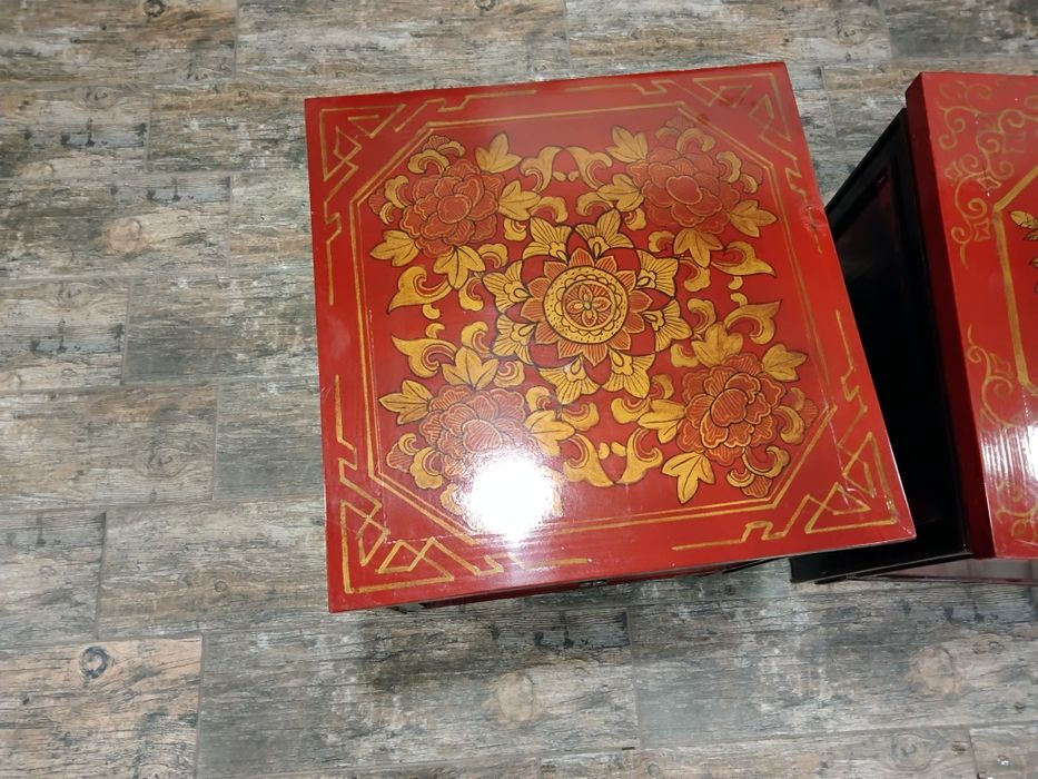 Тумбочки красные узорчатые