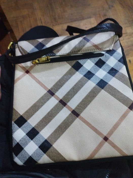 Vand geanta burberry folosita  ca noua