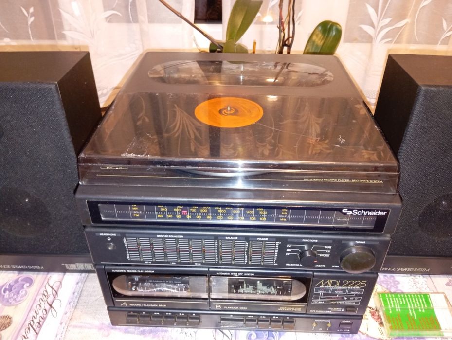 Ретро уредба грамофон, касетофон,радио