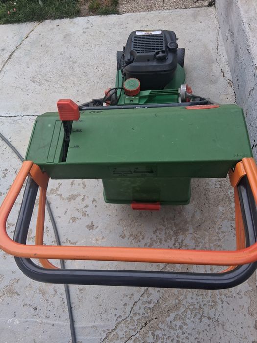 Vând mașină de tuns iarba pe benzină BRILL.