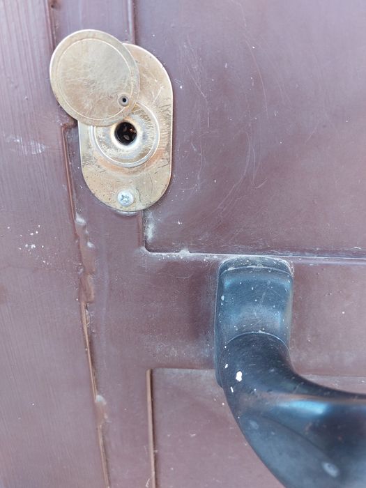 Масивна метална гаража врата