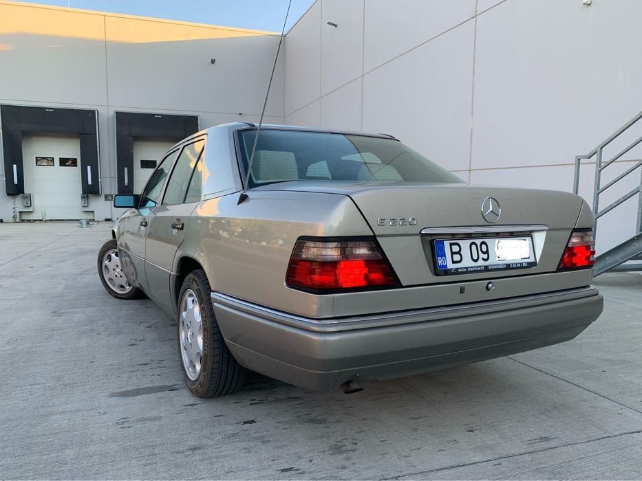 Mercedes W124 220E - vehicul istoric