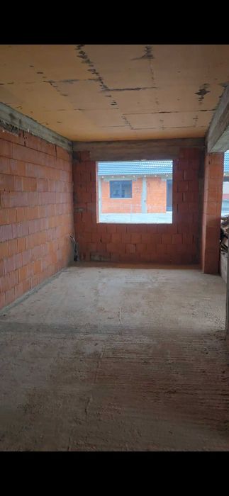 Casa la rosu in Cheriu