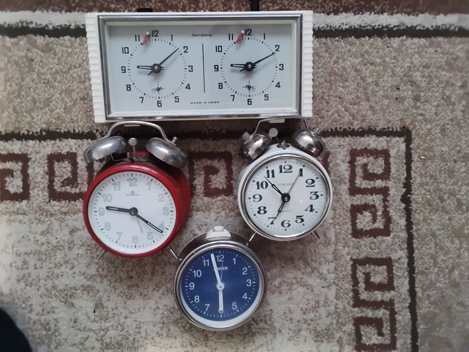 Ceas de masa deșteptător și cronometru șah.