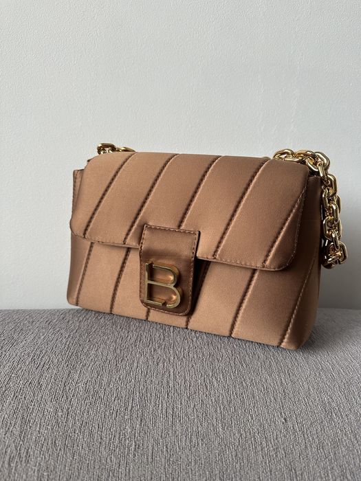 Кафява чантичка с лъскав финиш