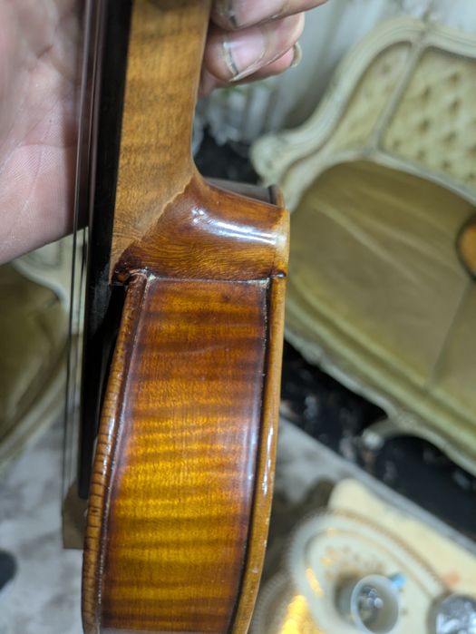 De vânzare o vioară veche deosebit de frumoasă în stare perfecta