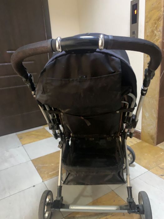 Хорошая черная коляска