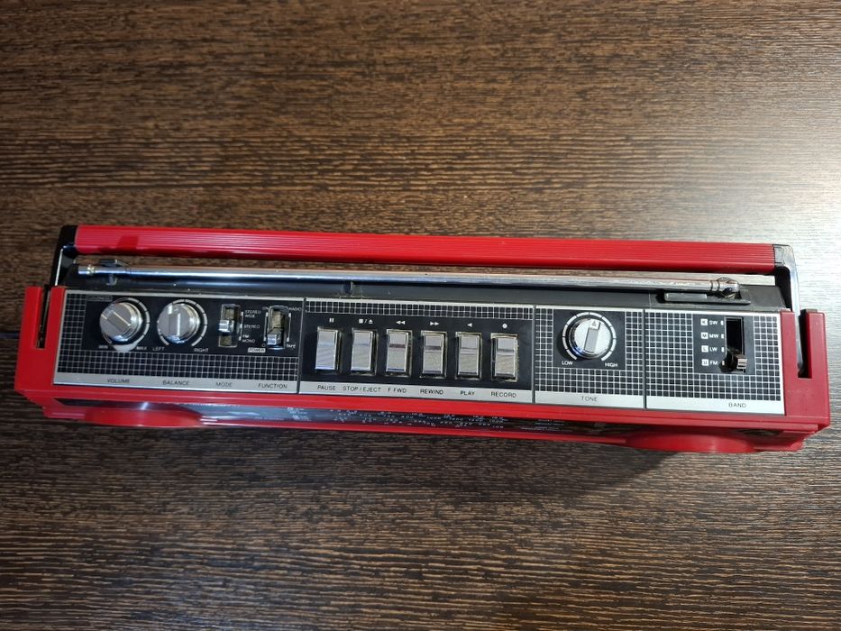 Продава се касетофон Sharp QT27H(R).